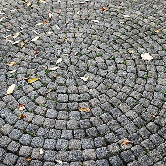 Versorgungsgräben, Baugruben, Rodungs- und Planierarbeiten, Drainagen, Erdarbeiten, Pflasterarbeiten, Baustelle, Hofeinfahrten, Parkplatzanlagen, Wegebau, Treppenanlagen, Asphaltarbeiten, Randeinfassungen, Bordsteine, Bürgersteigabsenkungen, Natursteinanlagen, Straßenausbesserungen, Pflasterzeilen, Fuhrmann Tiefbau