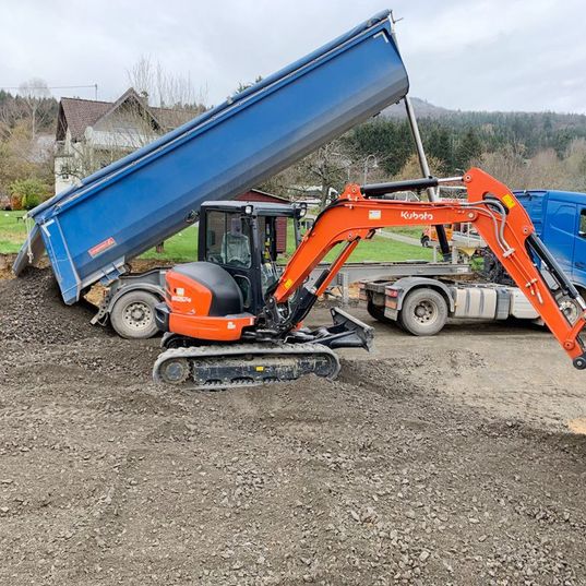 Versorgungsgräben, Baugruben, Rodungs- und Planierarbeiten, Drainagen, Erdarbeiten, Pflasterarbeiten, Baustelle, Hofeinfahrten, Parkplatzanlagen, Wegebau, Treppenanlagen, Asphaltarbeiten, Randeinfassungen, Bordsteine, Bürgersteigabsenkungen, Natursteinanlagen, Straßenausbesserungen, Pflasterzeilen, Fuhrmann Tiefbau