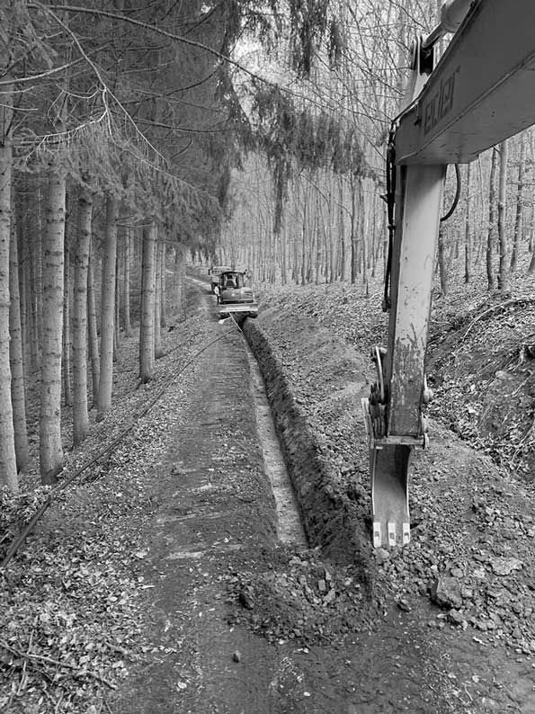 Versorgungsgräben, Baugruben, Rodungs- und Planierarbeiten, Drainagen, Erdarbeiten, Pflasterarbeiten, Baustelle, Hofeinfahrten, Parkplatzanlagen, Wegebau, Treppenanlagen, Asphaltarbeiten, Randeinfassungen, Bordsteine, Bürgersteigabsenkungen, Natursteinanlagen, Straßenausbesserungen, Pflasterzeilen, Fuhrmann Tiefbau