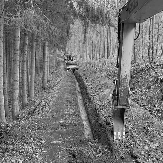 Versorgungsgräben, Baugruben, Rodungs- und Planierarbeiten, Drainagen, Erdarbeiten, Pflasterarbeiten, Baustelle, Hofeinfahrten, Parkplatzanlagen, Wegebau, Treppenanlagen, Asphaltarbeiten, Randeinfassungen, Bordsteine, Bürgersteigabsenkungen, Natursteinanlagen, Straßenausbesserungen, Pflasterzeilen, Fuhrmann Tiefbau