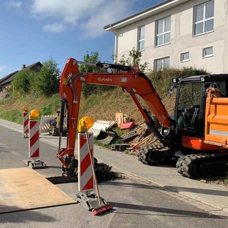 Versorgungsgräben, Baugruben, Rodungs- und Planierarbeiten, Drainagen, Erdarbeiten, Pflasterarbeiten, Baustelle, Hofeinfahrten, Parkplatzanlagen, Wegebau, Treppenanlagen, Asphaltarbeiten, Randeinfassungen, Bordsteine, Bürgersteigabsenkungen, Natursteinanlagen, Straßenausbesserungen, Pflasterzeilen, Fuhrmann Tiefbau