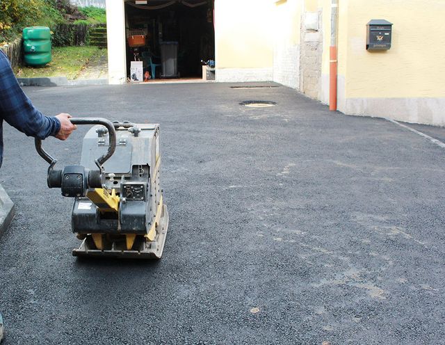 Versorgungsgräben, Baugruben, Rodungs- und Planierarbeiten, Drainagen, Erdarbeiten, Pflasterarbeiten, Baustelle, Hofeinfahrten, Parkplatzanlagen, Wegebau, Treppenanlagen, Asphaltarbeiten, Randeinfassungen, Bordsteine, Bürgersteigabsenkungen, Natursteinanlagen, Straßenausbesserungen, Pflasterzeilen, Fuhrmann Tiefbau