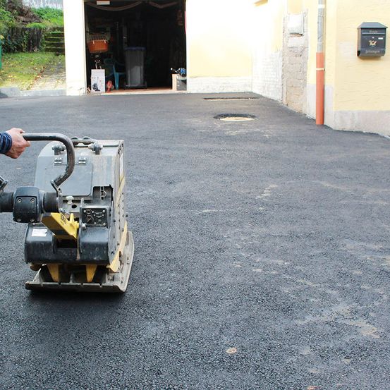 Versorgungsgräben, Baugruben, Rodungs- und Planierarbeiten, Drainagen, Erdarbeiten, Pflasterarbeiten, Baustelle, Hofeinfahrten, Parkplatzanlagen, Wegebau, Treppenanlagen, Asphaltarbeiten, Randeinfassungen, Bordsteine, Bürgersteigabsenkungen, Natursteinanlagen, Straßenausbesserungen, Pflasterzeilen, Fuhrmann Tiefbau