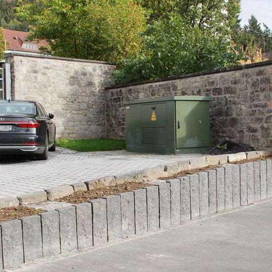 Versorgungsgräben, Baugruben, Rodungs- und Planierarbeiten, Drainagen, Erdarbeiten, Pflasterarbeiten, Baustelle, Hofeinfahrten, Parkplatzanlagen, Wegebau, Treppenanlagen, Asphaltarbeiten, Randeinfassungen, Bordsteine, Bürgersteigabsenkungen, Natursteinanlagen, Straßenausbesserungen, Pflasterzeilen, Fuhrmann Tiefbau