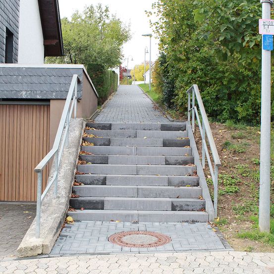 Versorgungsgräben, Baugruben, Rodungs- und Planierarbeiten, Drainagen, Erdarbeiten, Pflasterarbeiten, Baustelle, Hofeinfahrten, Parkplatzanlagen, Wegebau, Treppenanlagen, Asphaltarbeiten, Randeinfassungen, Bordsteine, Bürgersteigabsenkungen, Natursteinanlagen, Straßenausbesserungen, Pflasterzeilen, Fuhrmann Tiefbau
