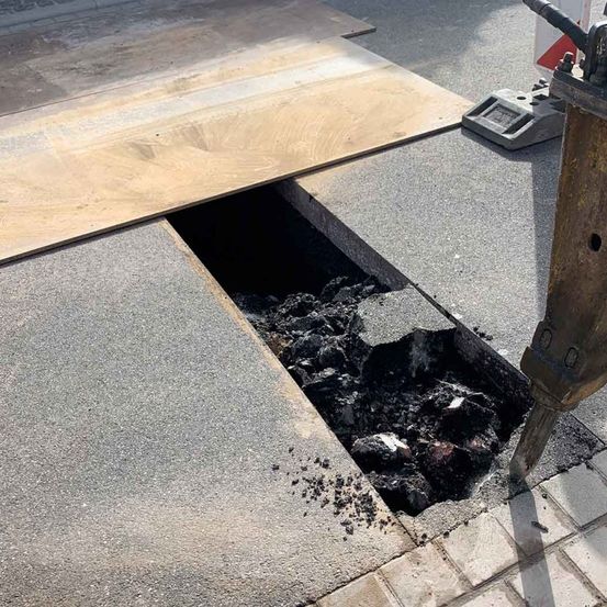 Versorgungsgräben, Baugruben, Rodungs- und Planierarbeiten, Drainagen, Erdarbeiten, Pflasterarbeiten, Baustelle, Hofeinfahrten, Parkplatzanlagen, Wegebau, Treppenanlagen, Asphaltarbeiten, Randeinfassungen, Bordsteine, Bürgersteigabsenkungen, Natursteinanlagen, Straßenausbesserungen, Pflasterzeilen, Fuhrmann Tiefbau