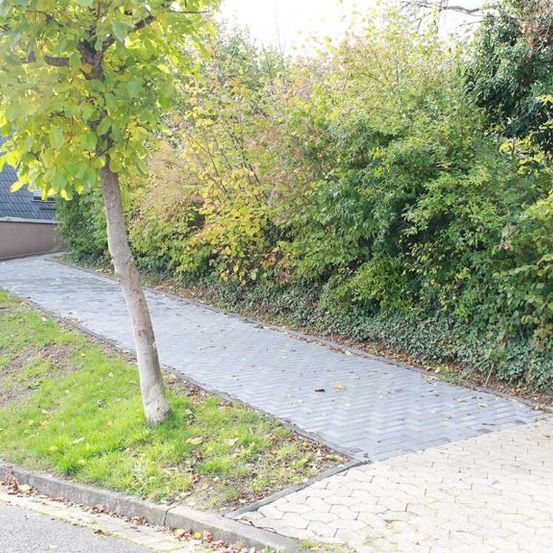 Versorgungsgräben, Baugruben, Rodungs- und Planierarbeiten, Drainagen, Erdarbeiten, Pflasterarbeiten, Baustelle, Hofeinfahrten, Parkplatzanlagen, Wegebau, Treppenanlagen, Asphaltarbeiten, Randeinfassungen, Bordsteine, Bürgersteigabsenkungen, Natursteinanlagen, Straßenausbesserungen, Pflasterzeilen, Fuhrmann Tiefbau