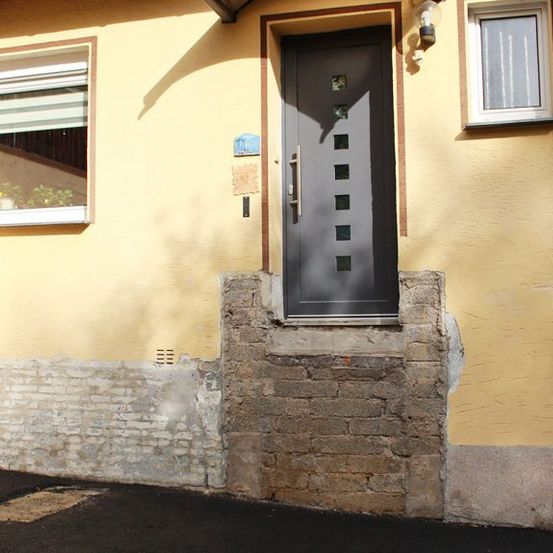 Versorgungsgräben, Baugruben, Rodungs- und Planierarbeiten, Drainagen, Erdarbeiten, Pflasterarbeiten, Baustelle, Hofeinfahrten, Parkplatzanlagen, Wegebau, Treppenanlagen, Asphaltarbeiten, Randeinfassungen, Bordsteine, Bürgersteigabsenkungen, Natursteinanlagen, Straßenausbesserungen, Pflasterzeilen, Fuhrmann Tiefbau