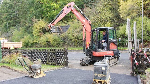 Versorgungsgräben, Baugruben, Rodungs- und Planierarbeiten, Drainagen, Erdarbeiten, Pflasterarbeiten, Baustelle, Hofeinfahrten, Parkplatzanlagen, Wegebau, Treppenanlagen, Asphaltarbeiten, Randeinfassungen, Bordsteine, Bürgersteigabsenkungen, Natursteinanlagen, Straßenausbesserungen, Pflasterzeilen, Fuhrmann Tiefbau