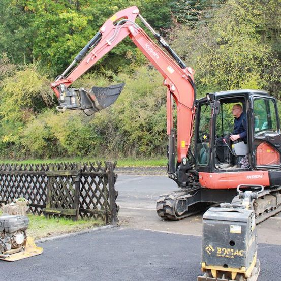 Versorgungsgräben, Baugruben, Rodungs- und Planierarbeiten, Drainagen, Erdarbeiten, Pflasterarbeiten, Baustelle, Hofeinfahrten, Parkplatzanlagen, Wegebau, Treppenanlagen, Asphaltarbeiten, Randeinfassungen, Bordsteine, Bürgersteigabsenkungen, Natursteinanlagen, Straßenausbesserungen, Pflasterzeilen, Fuhrmann Tiefbau
