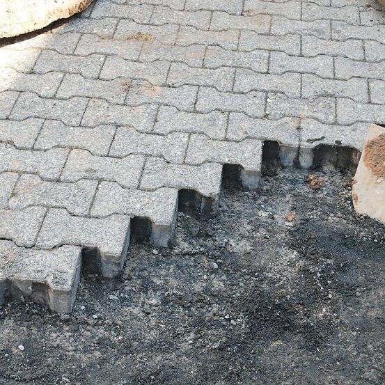 Versorgungsgräben, Baugruben, Rodungs- und Planierarbeiten, Drainagen, Erdarbeiten, Pflasterarbeiten, Baustelle, Hofeinfahrten, Parkplatzanlagen, Wegebau, Treppenanlagen, Asphaltarbeiten, Randeinfassungen, Bordsteine, Bürgersteigabsenkungen, Natursteinanlagen, Straßenausbesserungen, Pflasterzeilen, Fuhrmann Tiefbau