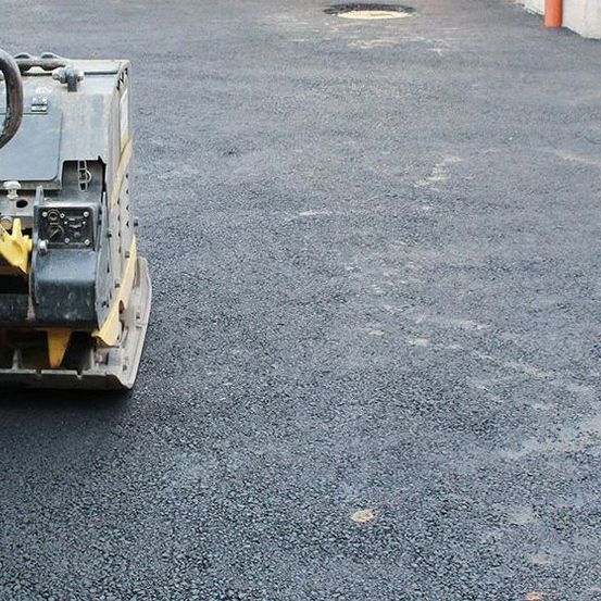 Versorgungsgräben, Baugruben, Rodungs- und Planierarbeiten, Drainagen, Erdarbeiten, Pflasterarbeiten, Baustelle, Hofeinfahrten, Parkplatzanlagen, Wegebau, Treppenanlagen, Asphaltarbeiten, Randeinfassungen, Bordsteine, Bürgersteigabsenkungen, Natursteinanlagen, Straßenausbesserungen, Pflasterzeilen, Fuhrmann Tiefbau