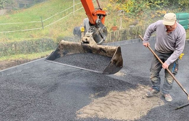 Versorgungsgräben, Baugruben, Rodungs- und Planierarbeiten, Drainagen, Erdarbeiten, Pflasterarbeiten, Baustelle, Hofeinfahrten, Parkplatzanlagen, Wegebau, Treppenanlagen, Asphaltarbeiten, Randeinfassungen, Bordsteine, Bürgersteigabsenkungen, Natursteinanlagen, Straßenausbesserungen, Pflasterzeilen, Fuhrmann Tiefbau