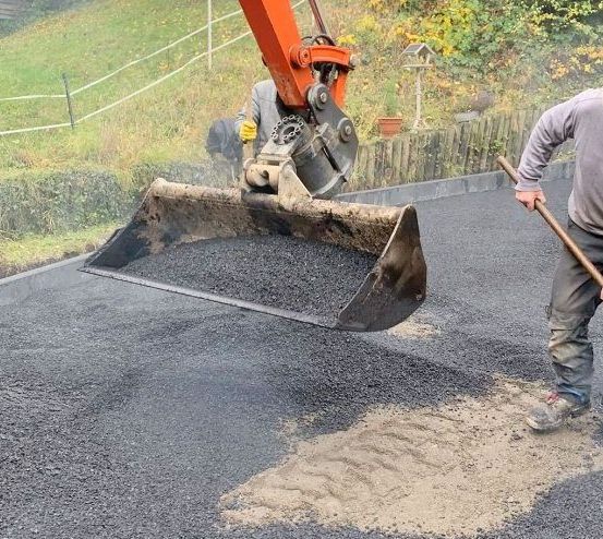 Versorgungsgräben, Baugruben, Rodungs- und Planierarbeiten, Drainagen, Erdarbeiten, Pflasterarbeiten, Baustelle, Hofeinfahrten, Parkplatzanlagen, Wegebau, Treppenanlagen, Asphaltarbeiten, Randeinfassungen, Bordsteine, Bürgersteigabsenkungen, Natursteinanlagen, Straßenausbesserungen, Pflasterzeilen, Fuhrmann Tiefbau