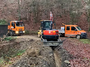 Versorgungsgräben, Baugruben, Rodungs- und Planierarbeiten, Drainagen, Erdarbeiten, Pflasterarbeiten, Baustelle, Hofeinfahrten, Parkplatzanlagen, Wegebau, Treppenanlagen, Asphaltarbeiten, Randeinfassungen, Bordsteine, Bürgersteigabsenkungen, Natursteinanlagen, Straßenausbesserungen, Pflasterzeilen, Fuhrmann Tiefbau