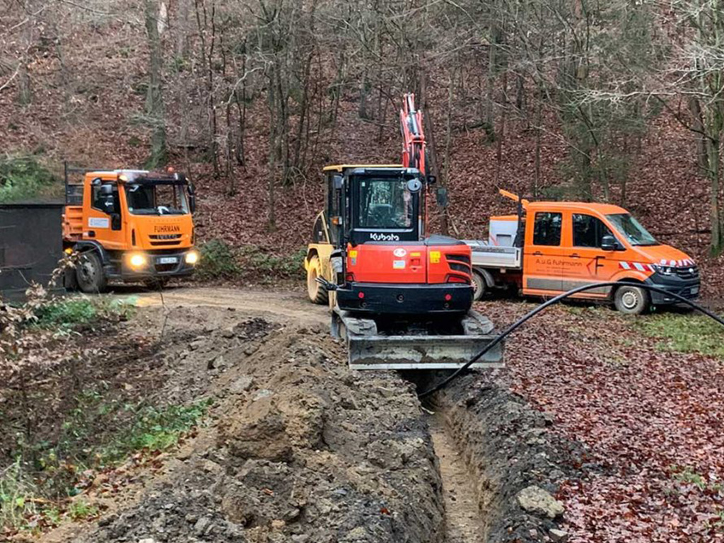 Versorgungsgräben, Baugruben, Rodungs- und Planierarbeiten, Drainagen, Erdarbeiten, Pflasterarbeiten, Baustelle, Hofeinfahrten, Parkplatzanlagen, Wegebau, Treppenanlagen, Asphaltarbeiten, Randeinfassungen, Bordsteine, Bürgersteigabsenkungen, Natursteinanlagen, Straßenausbesserungen, Pflasterzeilen, Fuhrmann Tiefbau
