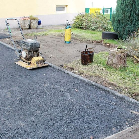 Versorgungsgräben, Baugruben, Rodungs- und Planierarbeiten, Drainagen, Erdarbeiten, Pflasterarbeiten, Baustelle, Hofeinfahrten, Parkplatzanlagen, Wegebau, Treppenanlagen, Asphaltarbeiten, Randeinfassungen, Bordsteine, Bürgersteigabsenkungen, Natursteinanlagen, Straßenausbesserungen, Pflasterzeilen, Fuhrmann Tiefbau