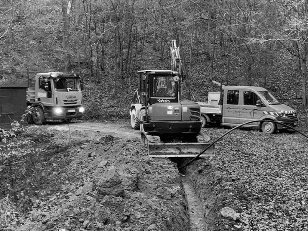 Versorgungsgräben, Baugruben, Rodungs- und Planierarbeiten, Drainagen, Erdarbeiten, Pflasterarbeiten, Baustelle, Hofeinfahrten, Parkplatzanlagen, Wegebau, Treppenanlagen, Asphaltarbeiten, Randeinfassungen, Bordsteine, Bürgersteigabsenkungen, Natursteinanlagen, Straßenausbesserungen, Pflasterzeilen, Fuhrmann Tiefbau