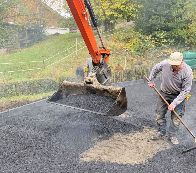 Versorgungsgräben, Baugruben, Rodungs- und Planierarbeiten, Drainagen, Erdarbeiten, Pflasterarbeiten, Baustelle, Hofeinfahrten, Parkplatzanlagen, Wegebau, Treppenanlagen, Asphaltarbeiten, Randeinfassungen, Bordsteine, Bürgersteigabsenkungen, Natursteinanlagen, Straßenausbesserungen, Pflasterzeilen, Fuhrmann Tiefbau