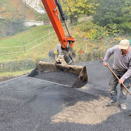 Versorgungsgräben, Baugruben, Rodungs- und Planierarbeiten, Drainagen, Erdarbeiten, Pflasterarbeiten, Baustelle, Hofeinfahrten, Parkplatzanlagen, Wegebau, Treppenanlagen, Asphaltarbeiten, Randeinfassungen, Bordsteine, Bürgersteigabsenkungen, Natursteinanlagen, Straßenausbesserungen, Pflasterzeilen, Fuhrmann Tiefbau