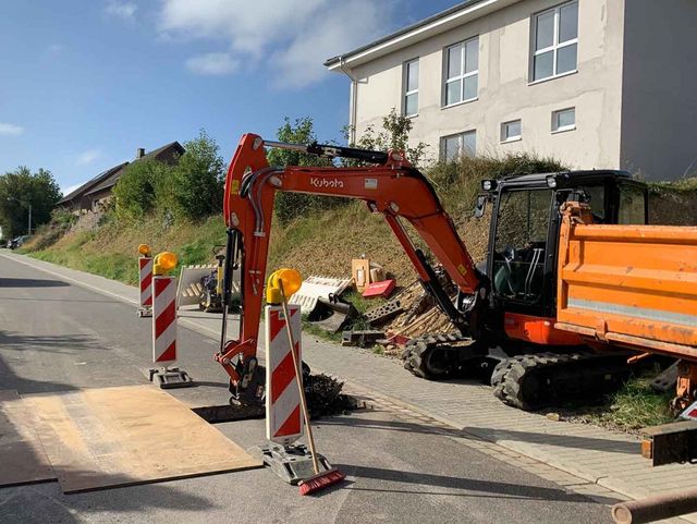 Versorgungsgräben, Baugruben, Rodungs- und Planierarbeiten, Drainagen, Erdarbeiten, Pflasterarbeiten, Baustelle, Hofeinfahrten, Parkplatzanlagen, Wegebau, Treppenanlagen, Asphaltarbeiten, Randeinfassungen, Bordsteine, Bürgersteigabsenkungen, Natursteinanlagen, Straßenausbesserungen, Pflasterzeilen, Fuhrmann Tiefbau