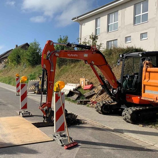 Versorgungsgräben, Baugruben, Rodungs- und Planierarbeiten, Drainagen, Erdarbeiten, Pflasterarbeiten, Baustelle, Hofeinfahrten, Parkplatzanlagen, Wegebau, Treppenanlagen, Asphaltarbeiten, Randeinfassungen, Bordsteine, Bürgersteigabsenkungen, Natursteinanlagen, Straßenausbesserungen, Pflasterzeilen, Fuhrmann Tiefbau