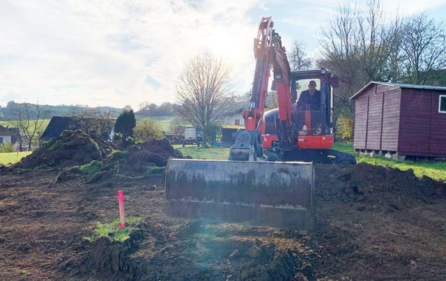 Versorgungsgräben, Baugruben, Rodungs- und Planierarbeiten, Drainagen, Erdarbeiten, Pflasterarbeiten, Baustelle, Hofeinfahrten, Parkplatzanlagen, Wegebau, Treppenanlagen, Asphaltarbeiten, Randeinfassungen, Bordsteine, Bürgersteigabsenkungen, Natursteinanlagen, Straßenausbesserungen, Pflasterzeilen, Fuhrmann Tiefbau