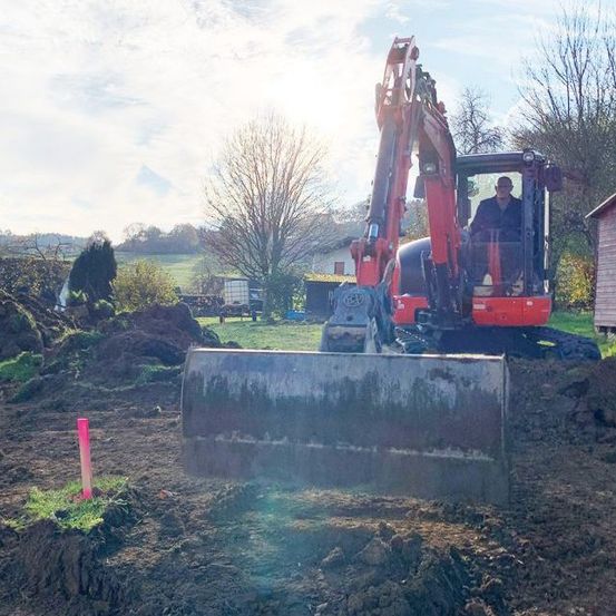 Versorgungsgräben, Baugruben, Rodungs- und Planierarbeiten, Drainagen, Erdarbeiten, Pflasterarbeiten, Baustelle, Hofeinfahrten, Parkplatzanlagen, Wegebau, Treppenanlagen, Asphaltarbeiten, Randeinfassungen, Bordsteine, Bürgersteigabsenkungen, Natursteinanlagen, Straßenausbesserungen, Pflasterzeilen, Fuhrmann Tiefbau