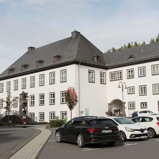 Versorgungsgräben, Baugruben, Rodungs- und Planierarbeiten, Drainagen, Erdarbeiten, Pflasterarbeiten, Baustelle, Hofeinfahrten, Parkplatzanlagen, Wegebau, Treppenanlagen, Asphaltarbeiten, Randeinfassungen, Bordsteine, Bürgersteigabsenkungen, Natursteinanlagen, Straßenausbesserungen, Pflasterzeilen, Fuhrmann Tiefbau