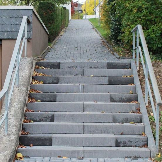 Versorgungsgräben, Baugruben, Rodungs- und Planierarbeiten, Drainagen, Erdarbeiten, Pflasterarbeiten, Baustelle, Hofeinfahrten, Parkplatzanlagen, Wegebau, Treppenanlagen, Asphaltarbeiten, Randeinfassungen, Bordsteine, Bürgersteigabsenkungen, Natursteinanlagen, Straßenausbesserungen, Pflasterzeilen, Fuhrmann Tiefbau