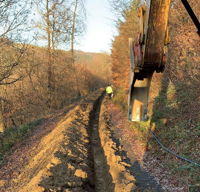 Versorgungsgräben, Baugruben, Rodungs- und Planierarbeiten, Drainagen, Erdarbeiten, Pflasterarbeiten, Baustelle, Hofeinfahrten, Parkplatzanlagen, Wegebau, Treppenanlagen, Asphaltarbeiten, Randeinfassungen, Bordsteine, Bürgersteigabsenkungen, Natursteinanlagen, Straßenausbesserungen, Pflasterzeilen, Fuhrmann Tiefbau