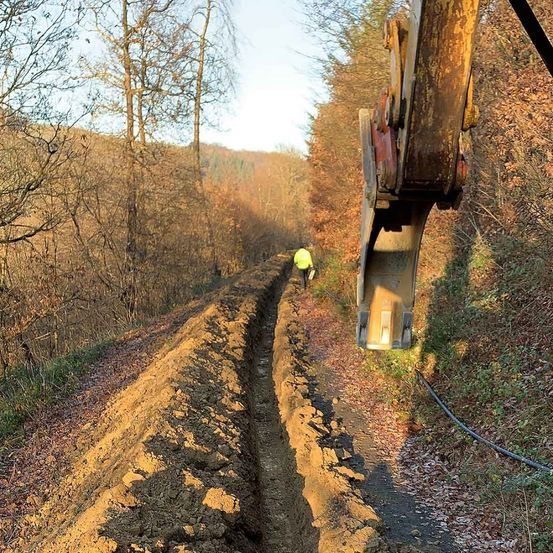 Versorgungsgräben, Baugruben, Rodungs- und Planierarbeiten, Drainagen, Erdarbeiten, Pflasterarbeiten, Baustelle, Hofeinfahrten, Parkplatzanlagen, Wegebau, Treppenanlagen, Asphaltarbeiten, Randeinfassungen, Bordsteine, Bürgersteigabsenkungen, Natursteinanlagen, Straßenausbesserungen, Pflasterzeilen, Fuhrmann Tiefbau