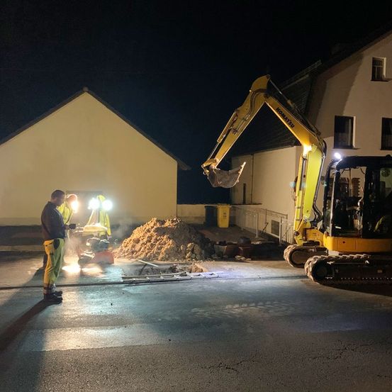 Versorgungsgräben, Baugruben, Rodungs- und Planierarbeiten, Drainagen, Erdarbeiten, Pflasterarbeiten, Baustelle, Hofeinfahrten, Parkplatzanlagen, Wegebau, Treppenanlagen, Asphaltarbeiten, Randeinfassungen, Bordsteine, Bürgersteigabsenkungen, Natursteinanlagen, Straßenausbesserungen, Pflasterzeilen, Fuhrmann Tiefbau