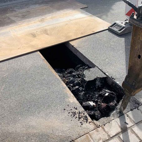 Versorgungsgräben, Baugruben, Rodungs- und Planierarbeiten, Drainagen, Erdarbeiten, Pflasterarbeiten, Baustelle, Hofeinfahrten, Parkplatzanlagen, Wegebau, Treppenanlagen, Asphaltarbeiten, Randeinfassungen, Bordsteine, Bürgersteigabsenkungen, Natursteinanlagen, Straßenausbesserungen, Pflasterzeilen, Fuhrmann Tiefbau
