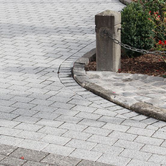 Versorgungsgräben, Baugruben, Rodungs- und Planierarbeiten, Drainagen, Erdarbeiten, Pflasterarbeiten, Baustelle, Hofeinfahrten, Parkplatzanlagen, Wegebau, Treppenanlagen, Asphaltarbeiten, Randeinfassungen, Bordsteine, Bürgersteigabsenkungen, Natursteinanlagen, Straßenausbesserungen, Pflasterzeilen, Fuhrmann Tiefbau