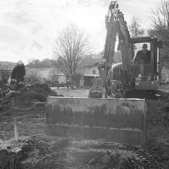 Versorgungsgräben, Baugruben, Rodungs- und Planierarbeiten, Drainagen, Erdarbeiten, Pflasterarbeiten, Baustelle, Hofeinfahrten, Parkplatzanlagen, Wegebau, Treppenanlagen, Asphaltarbeiten, Randeinfassungen, Bordsteine, Bürgersteigabsenkungen, Natursteinanlagen, Straßenausbesserungen, Pflasterzeilen, Fuhrmann Tiefbau