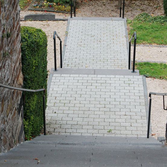Versorgungsgräben, Baugruben, Rodungs- und Planierarbeiten, Drainagen, Erdarbeiten, Pflasterarbeiten, Baustelle, Hofeinfahrten, Parkplatzanlagen, Wegebau, Treppenanlagen, Asphaltarbeiten, Randeinfassungen, Bordsteine, Bürgersteigabsenkungen, Natursteinanlagen, Straßenausbesserungen, Pflasterzeilen, Fuhrmann Tiefbau