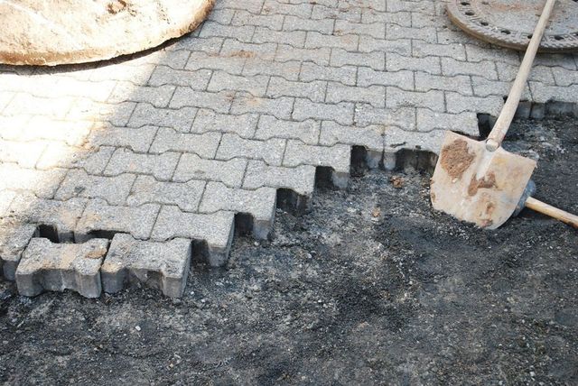 Versorgungsgräben, Baugruben, Rodungs- und Planierarbeiten, Drainagen, Erdarbeiten, Pflasterarbeiten, Baustelle, Hofeinfahrten, Parkplatzanlagen, Wegebau, Treppenanlagen, Asphaltarbeiten, Randeinfassungen, Bordsteine, Bürgersteigabsenkungen, Natursteinanlagen, Straßenausbesserungen, Pflasterzeilen, Fuhrmann Tiefbau