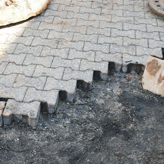 Versorgungsgräben, Baugruben, Rodungs- und Planierarbeiten, Drainagen, Erdarbeiten, Pflasterarbeiten, Baustelle, Hofeinfahrten, Parkplatzanlagen, Wegebau, Treppenanlagen, Asphaltarbeiten, Randeinfassungen, Bordsteine, Bürgersteigabsenkungen, Natursteinanlagen, Straßenausbesserungen, Pflasterzeilen, Fuhrmann Tiefbau