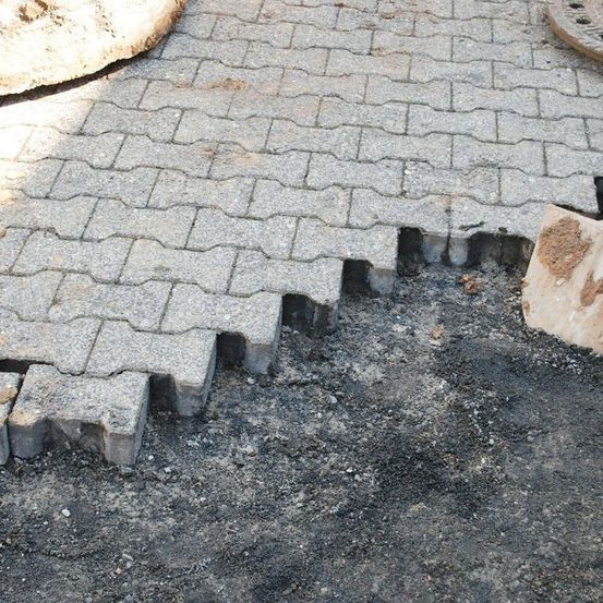 Versorgungsgräben, Baugruben, Rodungs- und Planierarbeiten, Drainagen, Erdarbeiten, Pflasterarbeiten, Baustelle, Hofeinfahrten, Parkplatzanlagen, Wegebau, Treppenanlagen, Asphaltarbeiten, Randeinfassungen, Bordsteine, Bürgersteigabsenkungen, Natursteinanlagen, Straßenausbesserungen, Pflasterzeilen, Fuhrmann Tiefbau