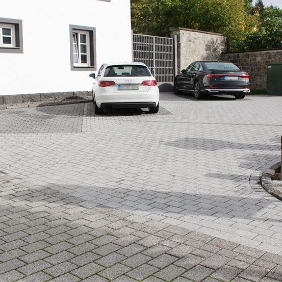 Versorgungsgräben, Baugruben, Rodungs- und Planierarbeiten, Drainagen, Erdarbeiten, Pflasterarbeiten, Baustelle, Hofeinfahrten, Parkplatzanlagen, Wegebau, Treppenanlagen, Asphaltarbeiten, Randeinfassungen, Bordsteine, Bürgersteigabsenkungen, Natursteinanlagen, Straßenausbesserungen, Pflasterzeilen, Fuhrmann Tiefbau