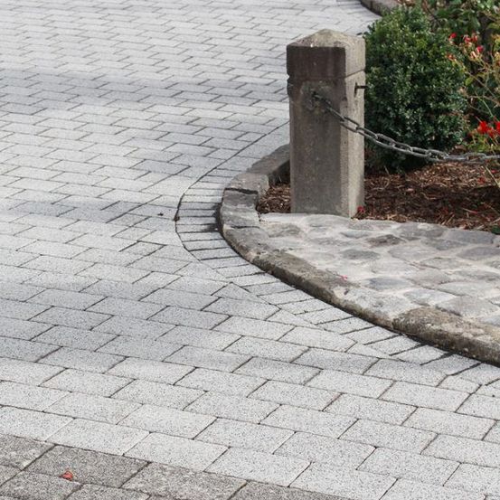 Versorgungsgräben, Baugruben, Rodungs- und Planierarbeiten, Drainagen, Erdarbeiten, Pflasterarbeiten, Baustelle, Hofeinfahrten, Parkplatzanlagen, Wegebau, Treppenanlagen, Asphaltarbeiten, Randeinfassungen, Bordsteine, Bürgersteigabsenkungen, Natursteinanlagen, Straßenausbesserungen, Pflasterzeilen, Fuhrmann Tiefbau