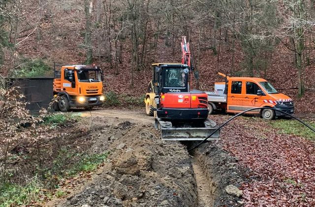 Versorgungsgräben, Baugruben, Rodungs- und Planierarbeiten, Drainagen, Erdarbeiten, Pflasterarbeiten, Baustelle, Hofeinfahrten, Parkplatzanlagen, Wegebau, Treppenanlagen, Asphaltarbeiten, Randeinfassungen, Bordsteine, Bürgersteigabsenkungen, Natursteinanlagen, Straßenausbesserungen, Pflasterzeilen, Fuhrmann Tiefbau