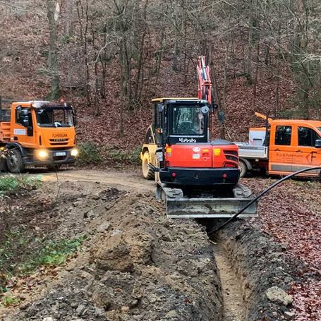 Versorgungsgräben, Baugruben, Rodungs- und Planierarbeiten, Drainagen, Erdarbeiten, Pflasterarbeiten, Baustelle, Hofeinfahrten, Parkplatzanlagen, Wegebau, Treppenanlagen, Asphaltarbeiten, Randeinfassungen, Bordsteine, Bürgersteigabsenkungen, Natursteinanlagen, Straßenausbesserungen, Pflasterzeilen, Fuhrmann Tiefbau