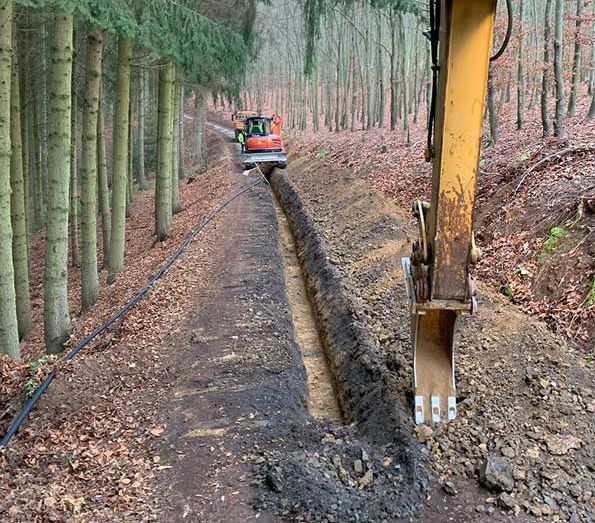 Versorgungsgräben, Baugruben, Rodungs- und Planierarbeiten, Drainagen, Erdarbeiten, Pflasterarbeiten, Baustelle, Hofeinfahrten, Parkplatzanlagen, Wegebau, Treppenanlagen, Asphaltarbeiten, Randeinfassungen, Bordsteine, Bürgersteigabsenkungen, Natursteinanlagen, Straßenausbesserungen, Pflasterzeilen, Fuhrmann Tiefbau