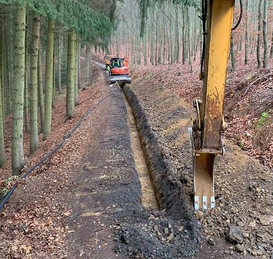 Versorgungsgräben, Baugruben, Rodungs- und Planierarbeiten, Drainagen, Erdarbeiten, Pflasterarbeiten, Baustelle, Hofeinfahrten, Parkplatzanlagen, Wegebau, Treppenanlagen, Asphaltarbeiten, Randeinfassungen, Bordsteine, Bürgersteigabsenkungen, Natursteinanlagen, Straßenausbesserungen, Pflasterzeilen, Fuhrmann Tiefbau